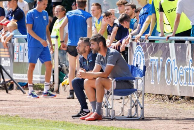 Schauen ganz genau hin: Cheftrainer Christian Tiffert und sein Co-Trainer Niklas Hoheneder. Fotos (2): Harry Härtel