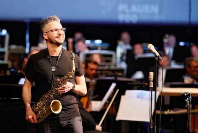 Saxophonist Antonio Lucaciu genoss die Atmosphäre bei seinem Heimspiel im Vogtlandtheater. Foto: Thomas Voigt
