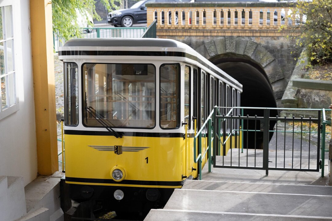 Standseilbahn Dresden steht für zwei Monate still - Ein Wagen der Standseilbahn steht in der Bergstation. Die bei Touristen beliebte Seilbahn ist wegen der alle zehn Jahre stattfindenden Hauptuntersuchung für fast zwei Monate nicht in Betrieb.