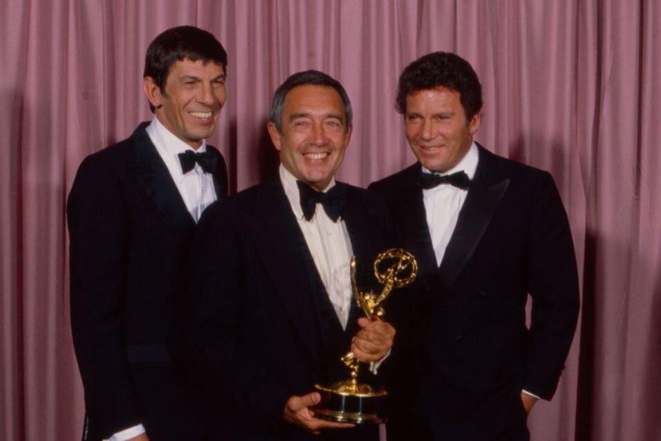 1982 posierte Marvin J. Chomsky (Mitte) mit dem Emmy und den zwei "Star Trek"-Stars Leonard Nimoy (links) und William Shatner.