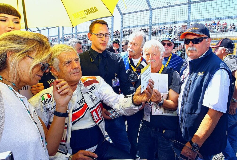 Wie vor fünf Jahren, dürfte Giacomo Agostini auch vom 15. bis 17. Juli 2022 am Sachsenring von den Fans dicht umlagert werden. Foto: Thorsten Horn