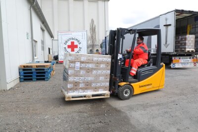 Stark! 1.000 Liter Desinfektionsmittel für Einrichtungen gespendet - Die Anlieferung der produzierten Desinfektionsmittel in Dresden. 