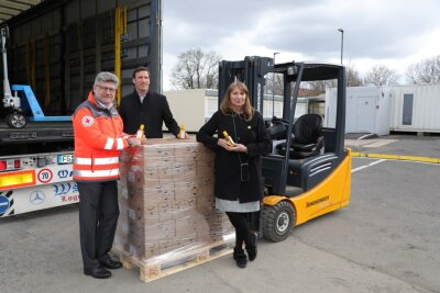 Stark! 1.000 Liter Desinfektionsmittel für Einrichtungen gespendet - Die Anlieferung der produzierten Desinfektionsmittel in Dresden. 