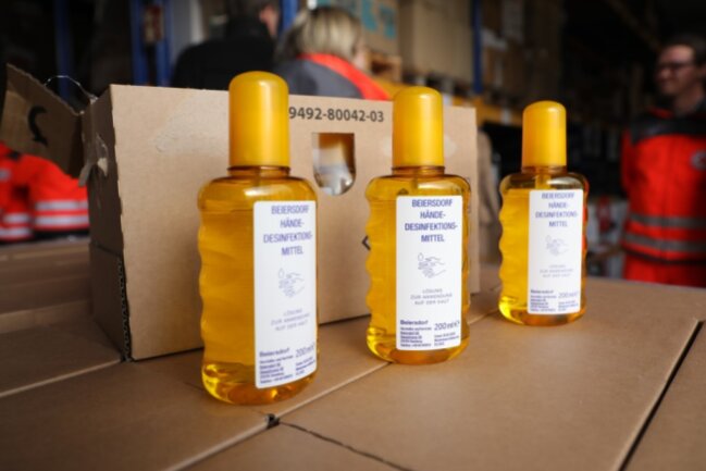 Stark! 1.000 Liter Desinfektionsmittel für Einrichtungen gespendet - 5.004 Sprühflaschen wurden hergestellt.