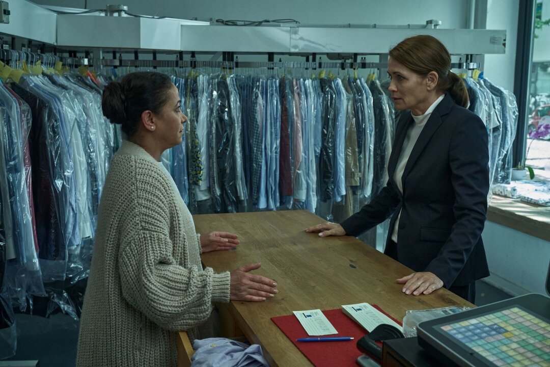 Starke Frauen im Gangsterfilm "Der Millionen Raub" - Alice König (Anja Kling, r.) besucht Haifa Abdallah (Inaam Wali-Al Battat, l.) in der Wäscherei.