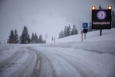 Starke Schneefälle im Ostallgäu: Winterdienst im Dauereinsatz - Im Ostallgäu sind mehrere Dutzend Zentimeter Neuschnee gefallen. Foto: B&S/Bernd März