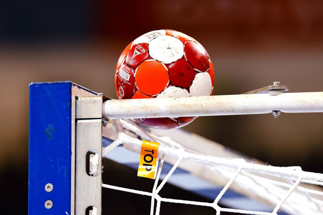 Starke Thüringerinnen besiegen Oldenburg mit 42:33 - Ein Handball liegt auf einem Tor.
