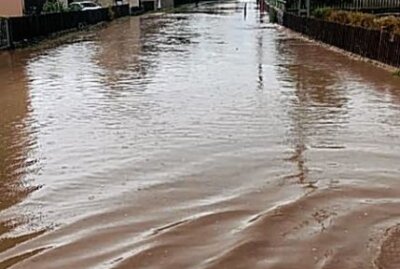 Starkregen führt zu Chaos in Oederan - Überschwemmungen verursachen Chaos. Foto: Feuerwehr Gahlenz