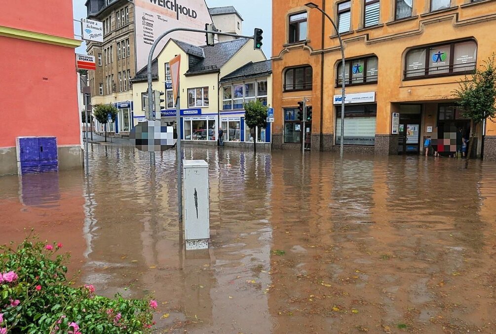 Starkregen führt zu Überschwemmungen in Aue - Unwetter in Aue. Foto: Niko Mutschmann