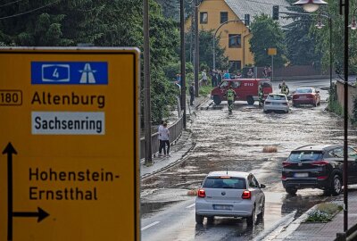 Starkregen in Oberlungwitz führt zu Sperrung der B180 - Die B180 in Oberlungwitz musste wegen Überflutung gesperrt werden. Foto: Markus Pfeifer