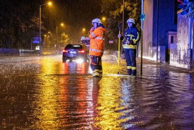 Starkregen setzt Straßen in Chemnitz und Freiberg unter Wasser - Im Bild: Feuerwehr im Einsatz in Freiberg auf der B101. Foto: Andre März