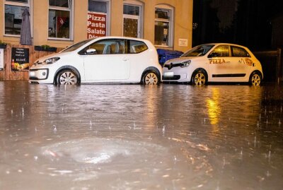 Starkregen setzt Straßen in Chemnitz und Freiberg unter Wasser - In Chemnitz-Kappel auf der Zwickauer Straße standen geparkte PKW in einer überfluteten Straße. Foto: Andre März