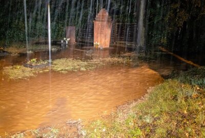 Starkregen setzt Straßen in Chemnitz und Freiberg unter Wasser - In Chemnitz-Stelzendorf wurde ein Mahnmal überflutet. Foto: Andre März
