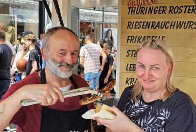 Stars zum Anfassen: Niners begeistern mit Autogrammstunde im Chemnitz-Center - Bernd Link und Nicole Hausotte verkaufen die Fanroster. Foto: Harry Härtel