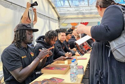 Stars zum Anfassen: Niners begeistern mit Autogrammstunde im Chemnitz-Center - Die Basketballer unterschreiben fleißig. Foto: Harry Härtel