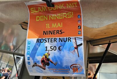 Stars zum Anfassen: Niners begeistern mit Autogrammstunde im Chemnitz-Center - Wer Hunger bekam konnte sich eine Niners Fan Roster für 1,50 Euro kaufen. Foto: Harry Härtel