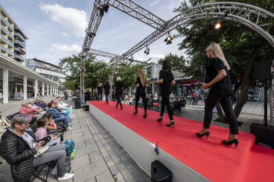 Start der Chemnitzer Modenächte: Ein Traum in Weiß - Von dem Models der Mode-Mühle Chemnitz werden die neusten Trends vorgeführt. 