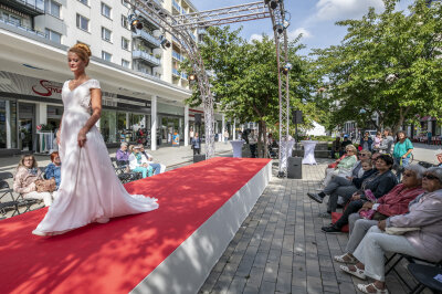 Start der Chemnitzer Modenächte: Ein Traum in Weiß - Zauberhaft: Die Models der Mode-Mühle Chemnitz präsentieren Braut- und Festmoden der Firma Fee auf dem Laufsteg auf dem Rosenhof. 