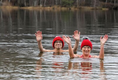 Start ins neue Jahr: Winterbaden am Stausee Oberwald - Dieter Schwarzenberg und Christin Kempter warteten mit einem Bad im Stausee Oberwald ins neue Jahr. Foto: Andreas Kretschel