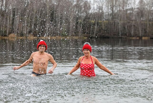 Dieter Schwarzenberg und Christin Kempter warteten mit einem Bad im Stausee Oberwald ins neue Jahr. Foto: Andreas Kretschel