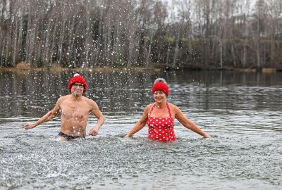Start ins neue Jahr: Winterbaden am Stausee Oberwald - Dieter Schwarzenberg und Christin Kempter warteten mit einem Bad im Stausee Oberwald ins neue Jahr. Foto: Andreas Kretschel