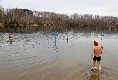 Start ins neue Jahr: Winterbaden am Stausee Oberwald - Winterbaden im Stausee Oberwald. Foto: Andreas Kretschel 