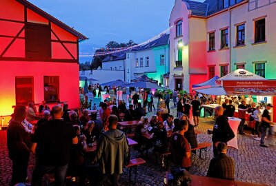 Start mit Showtag am Sonntag: Oberlungwitz feiert im Oktober heiter weiter - Die Premiere des Lounge-Abends im Rathaushof.Foto: Markus Pfeifer