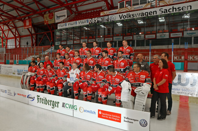 Startklar für die neue Saison: Erste Mannschaftsbilder der Eispiraten - Am Wochenende posierten die Crimmitschauer Eispiraten für die ersten Mannschaftsbilder der Saison 2019/20. 
