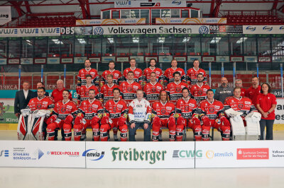 Am Wochenende posierten die Crimmitschauer Eispiraten für die ersten Mannschaftsbilder der Saison 2019/20. 