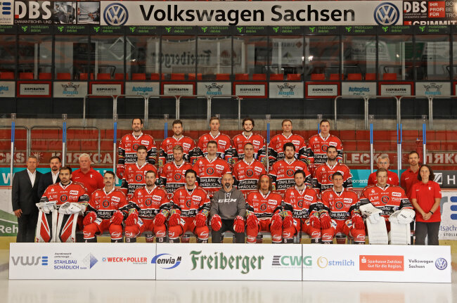 Am Wochenende posierten die Crimmitschauer Eispiraten für die ersten Mannschaftsbilder der Saison 2019/20. 