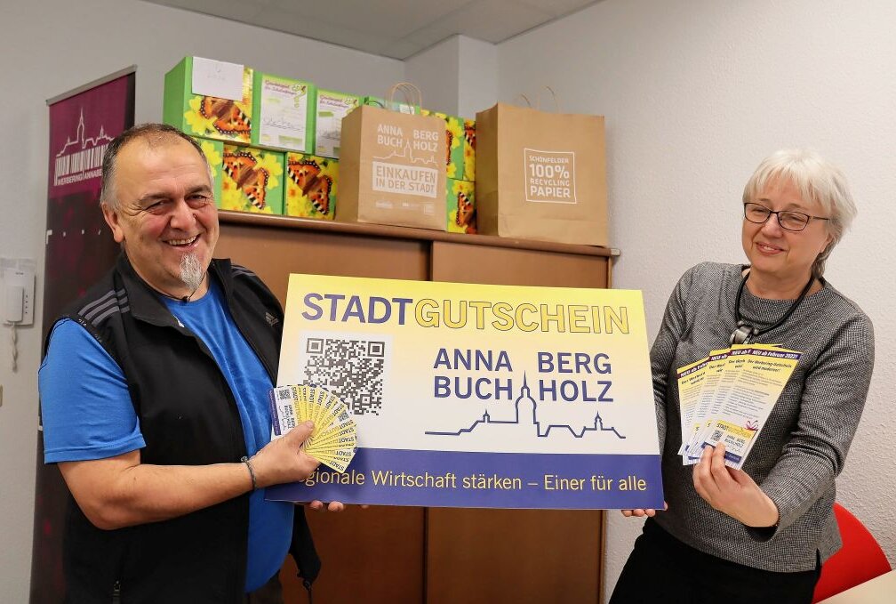 Startschuss für neuen Stadtgutschein ist gefallen - Jens Wangler und Christine Nestler präsentieren stolz den neuen Gutschein. Foto: Ilka Ruck