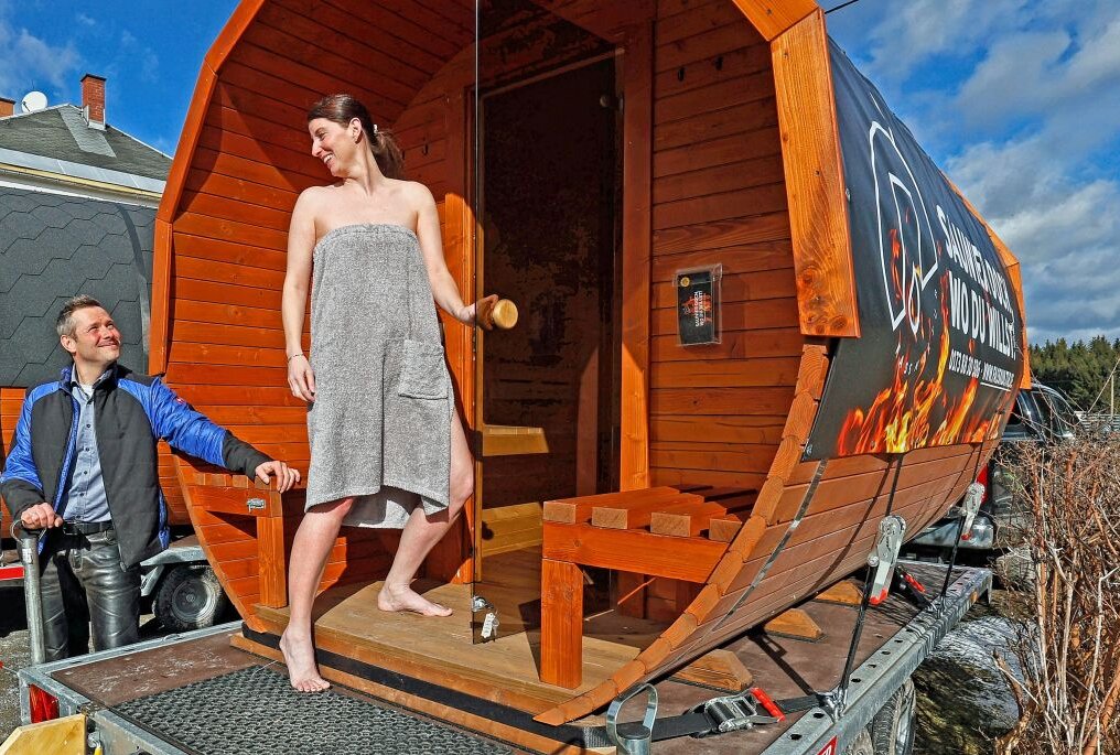 Startup-Unternehmen bringt Sauna ins Rollen - Tobias Voigtmann testet mit seiner Frau Simone das mobile Saunafass. Foto: Thomas Voigt