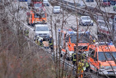 Stau auf A14 bei Leipzig: Transporter brennt plötzlich - Einsatzkräfte waren schnell vor Ort. Foto:Christian Grube