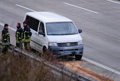 Stau auf A14 bei Leipzig: Transporter brennt plötzlich - Die Feuerwehr löschte den Brand. Foto:Christian Grube