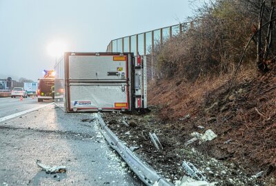 Stau auf A72: LKW kommt von Fahrbahn ab und kippt um - Unfall auf der A72: Es bildet sich ein kilometerlanger Rückstau. Foto: Andre März