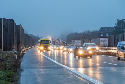 Stau auf A72: LKW kommt von Fahrbahn ab und kippt um - Unfall auf der A72: Es bildet sich ein kilometerlanger Rückstau. Foto: Andre März