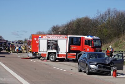 Stau im Osterverkehr: Verletztes Baby nach Unfall auf der A4 - Es bildet sich ein Stau hinter dem Unfallort. Foto: Roland Halkasch