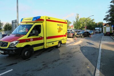 Stau in Aue nach Crash im morgendlichen Berufsverkehr - Frontalzusammenstoß auf der Dr.-Otto-Nuschke-Straße in Aue. Foto: Niko Mutschmann