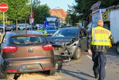 Stau in Aue nach Crash im morgendlichen Berufsverkehr - Frontalzusammenstoß auf der Dr.-Otto-Nuschke-Straße in Aue. Foto: Niko Mutschmann