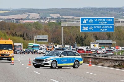 Stau nach schwerem Auffahrunfall auf der A4 bei Chemnitz: PKW brennt komplett aus - Am Donnerstagnachmittag kam es zu einem schweren Crash auf der A4. Foto: Harry Härtel