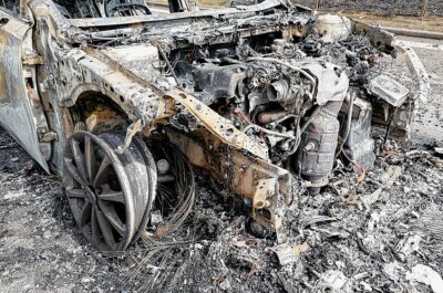 Stau nach schwerem Auffahrunfall auf der A4 bei Chemnitz: PKW brennt komplett aus - Am Donnerstagnachmittag kam es zu einem schweren Crash auf der A4. Foto: Harry Härtel