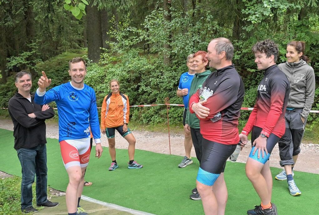 Stausee-Triathlon diesmal in anderem Format - Eike Wittig (2.v.li.) im Vorfeld des Wettkampfes bei der Einweisung der Sportler. Foto: Ralf Wendland