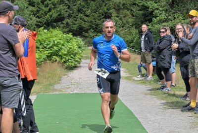 Stausee-Triathlon diesmal in anderem Format - Andreas Unger, der Vorsitzende des SV Schönheide ist beim Hauptlauf selbst mit an den Start gegangen und ist Zweiter der Altersklasse 40-49 der Männer. Foto: Ralf Wendland