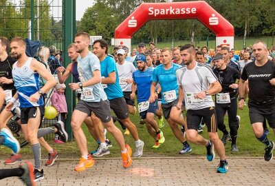 Die Teilnehmer und Teilnehmerinnen der 10 Kilometer lange Strecke des diesjährigen Gassenlauf sind gestartet. Foto: Jan Görner