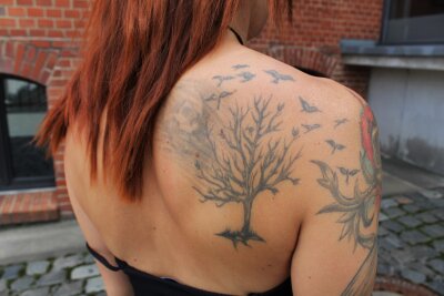 Stefanie (27) aus Chemnitz: Die beeindruckende Welt der Tattoos und deren Bedeutung - Auf dem Rücken trägt Stefanie den Lebensbaum.