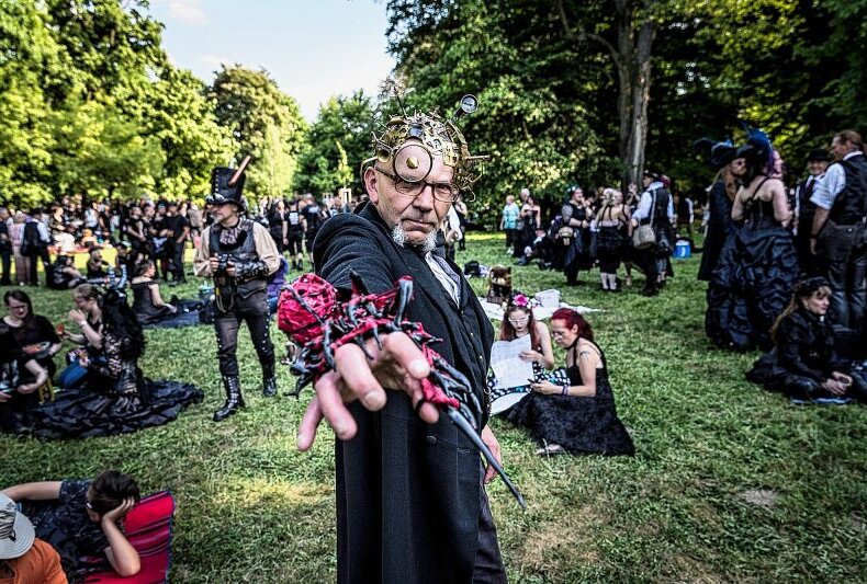 Steht das Wave-Gotik-Treffen 2022 wieder auf der Kippe? -  Das Viktorianische Picknick im Clara Park 2017. Foto: Arne Glaser 