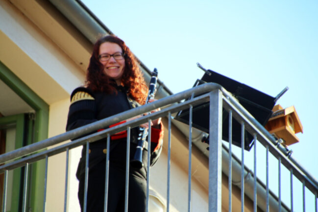Steigerlied für die Zuversicht - Bettina Kupka musizierte von ihrem Balkon herab.