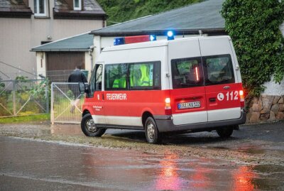 Steinbach: Sturzflut reißt Person mit - Auf einer Strecke von über 10 Kilometern stehen Feuerwehrkameraden, halten nach der Person Ausschau. Im Ort selbst Land unter. Foto: Blaulicht&Stormchasing