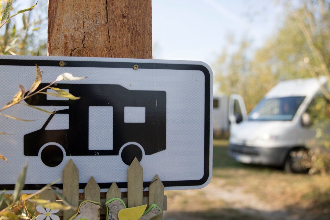 Stellplatzsuche mit dem Camper: Wo darf man stehen? - Das Schild lässt keinen Zweifel: Hier können Reisemobile stehen und es darf gecampt werden.