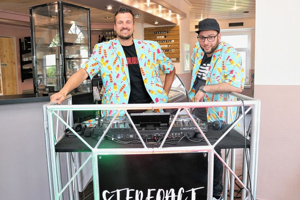 Rückten gut gelaunt in der Eismanufaktur Flöha an: Die DJs Rico Einenkel (l) und Sebastian Seidel von Stereoact. Foto: Knut Berger